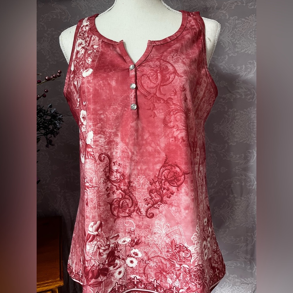 Same as blue shirt but in pink, I didn’t fit in it and never sent back!
